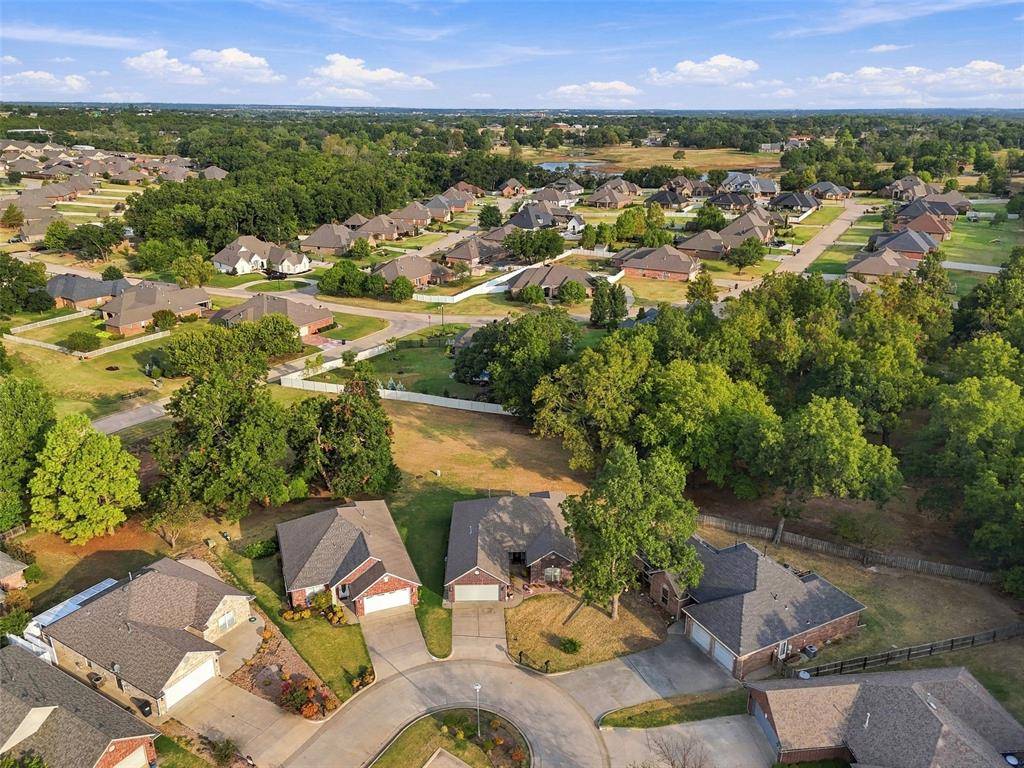 1718 Bridlewood CT, Shawnee, OK 74804