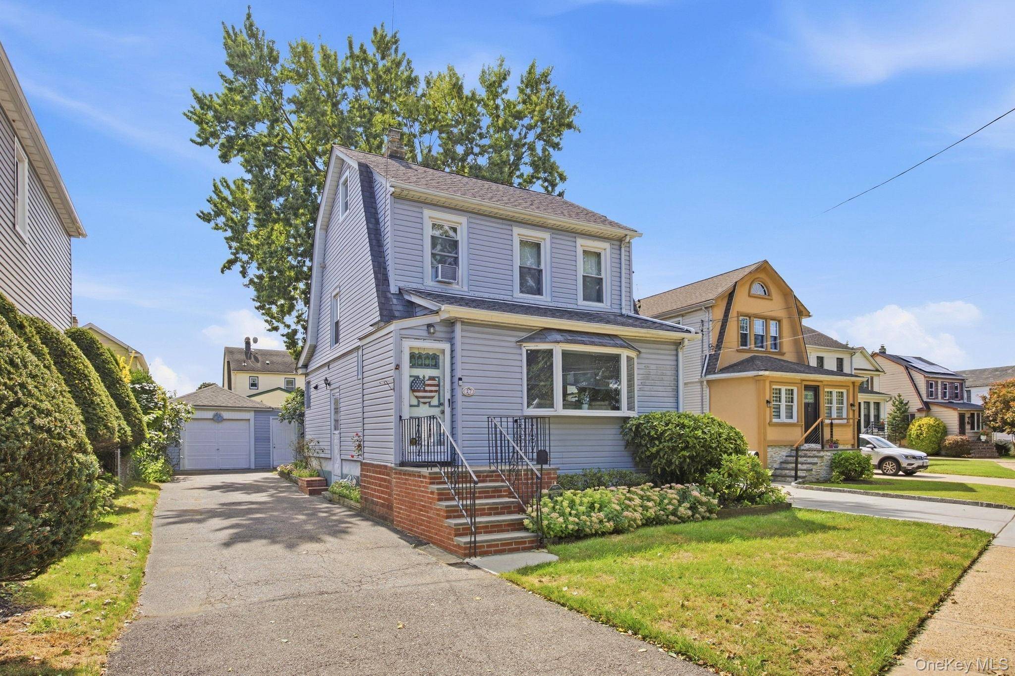 27 South DR, Valley Stream, NY 11581