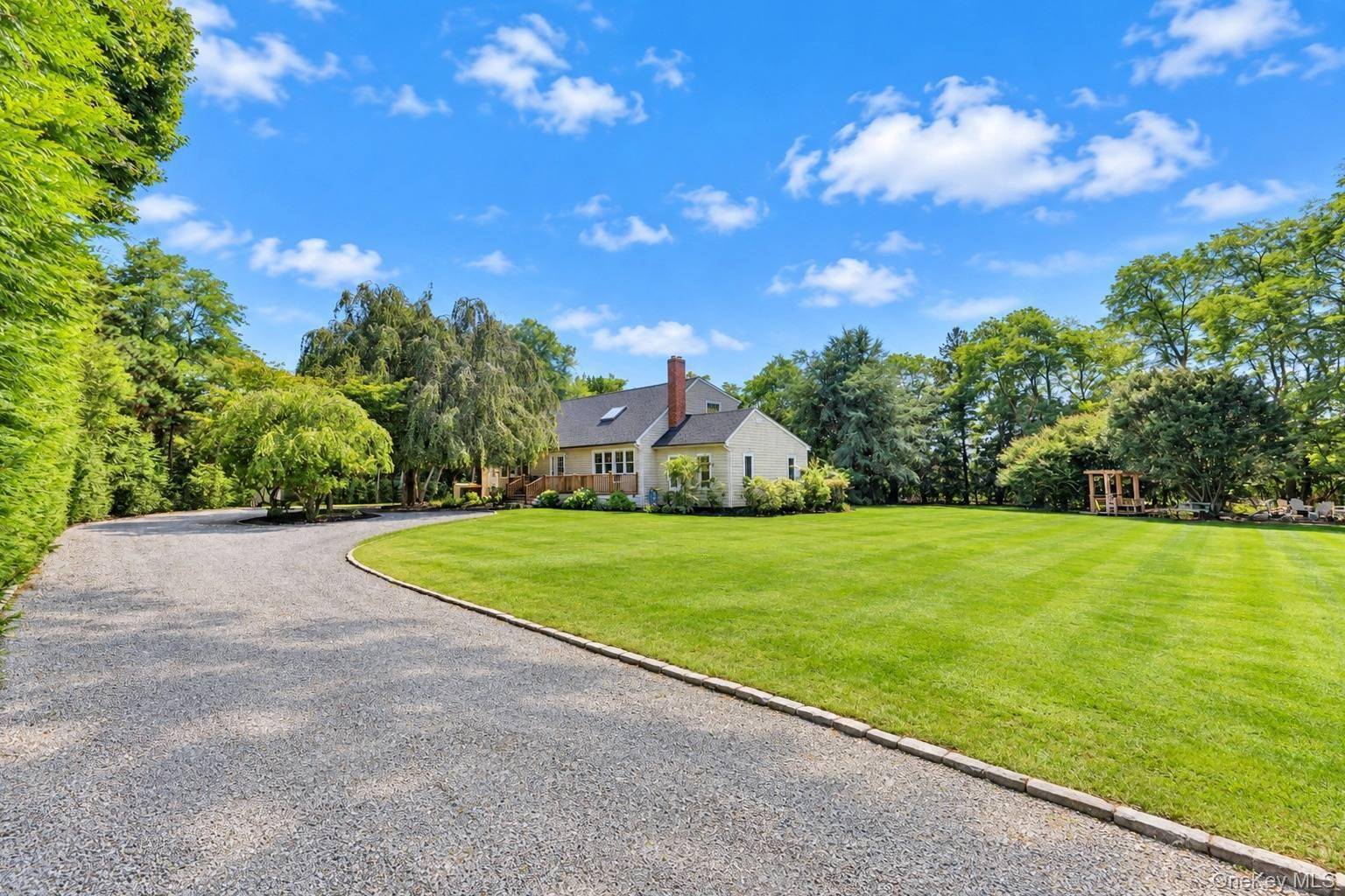 2 Tuckahoe RD, Southampton, NY 11968