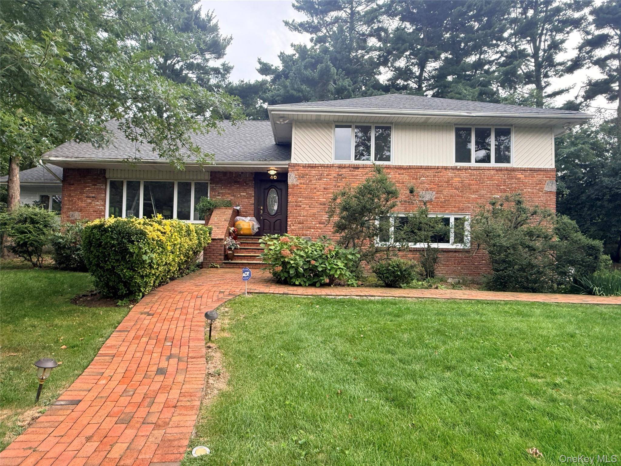 40 Pool DR, Roslyn, NY 11576