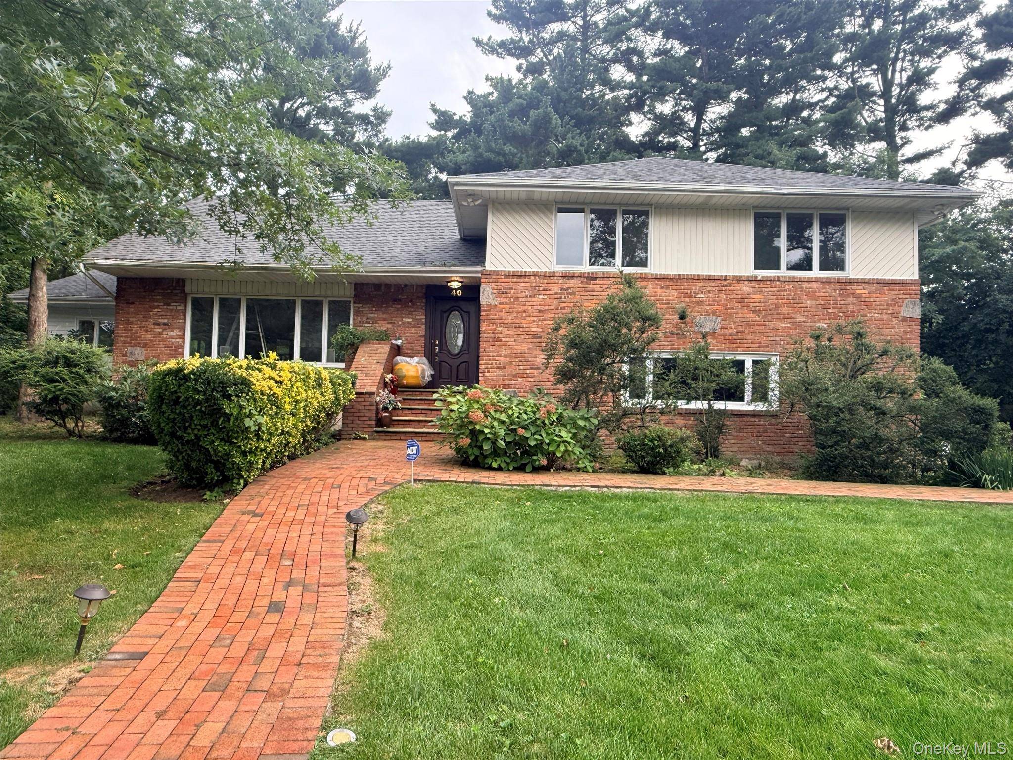 40 Pool DR, Roslyn, NY 11576