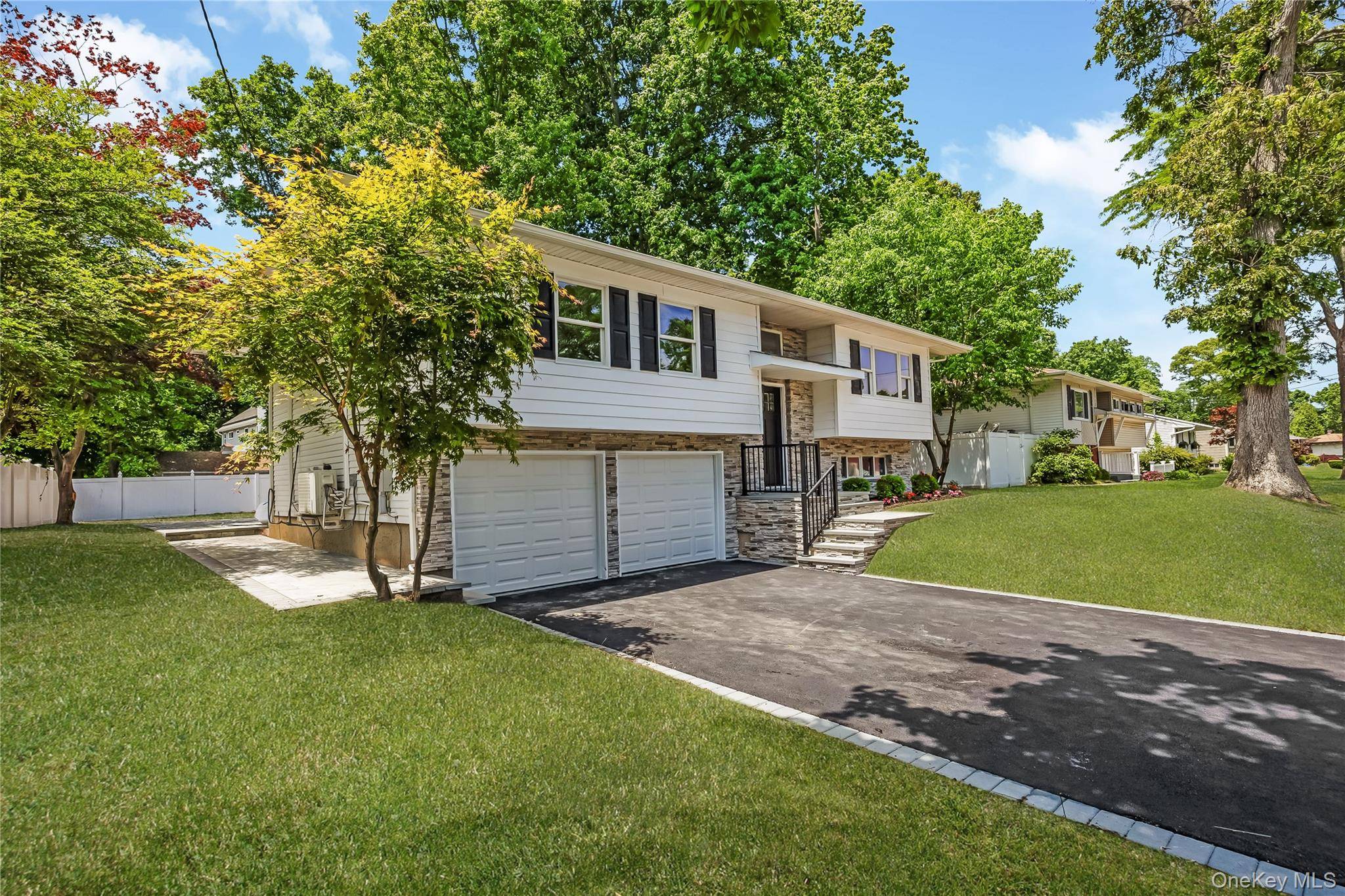 145 Lenore LN, Centereach, NY 11720