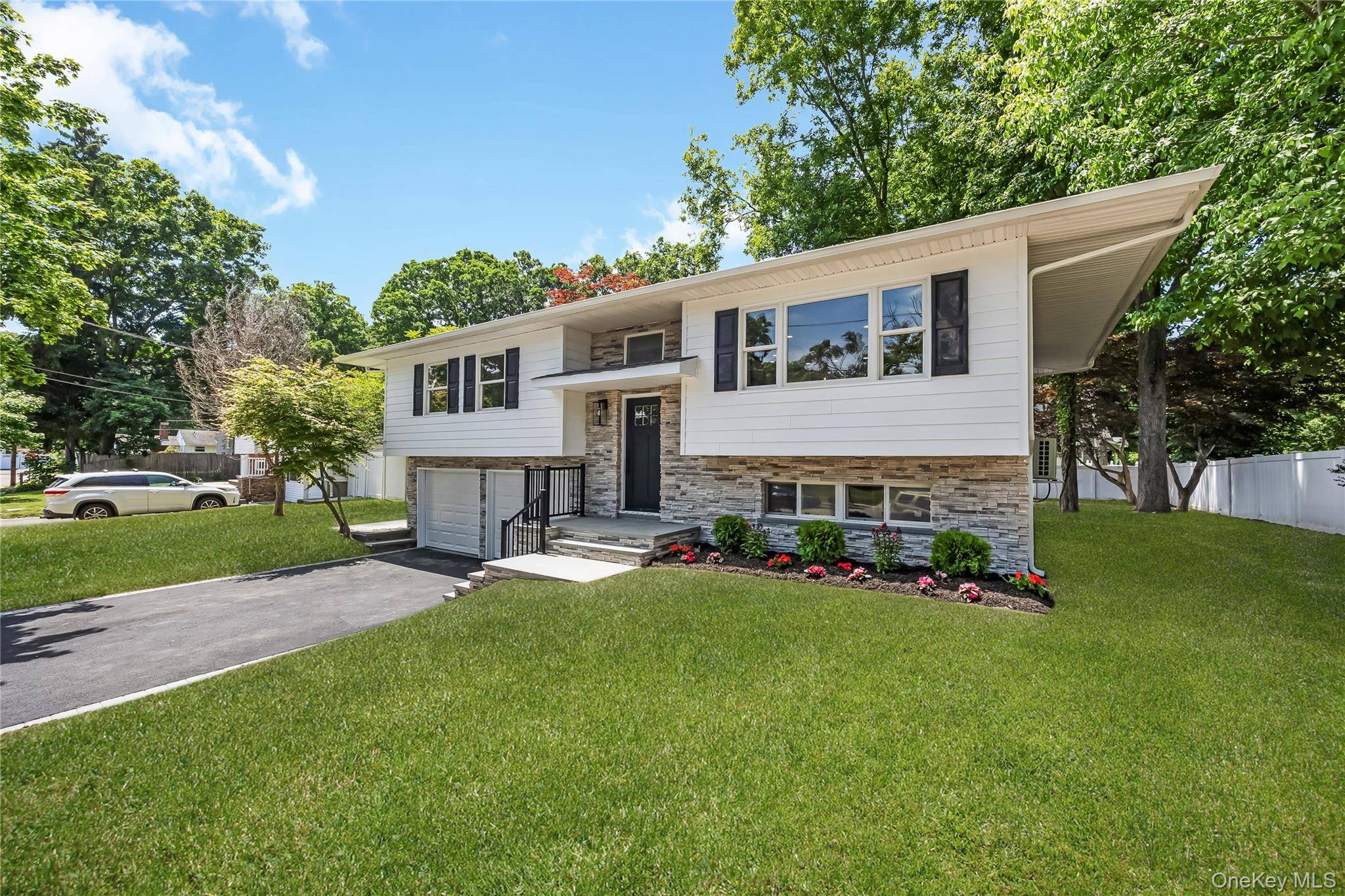 145 Lenore LN, Centereach, NY 11720