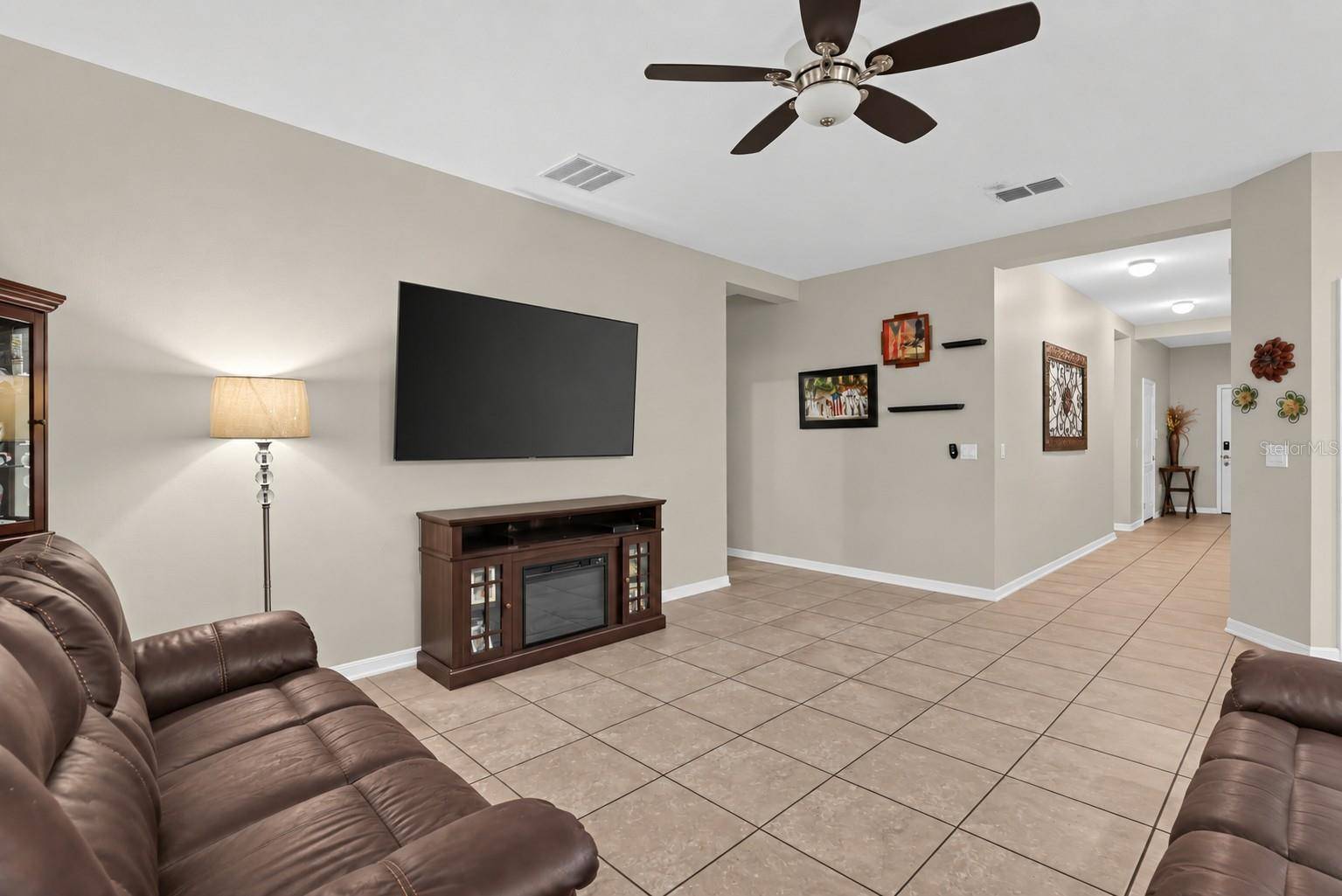 225 LAKESHORE DR, Davenport, FL 33837