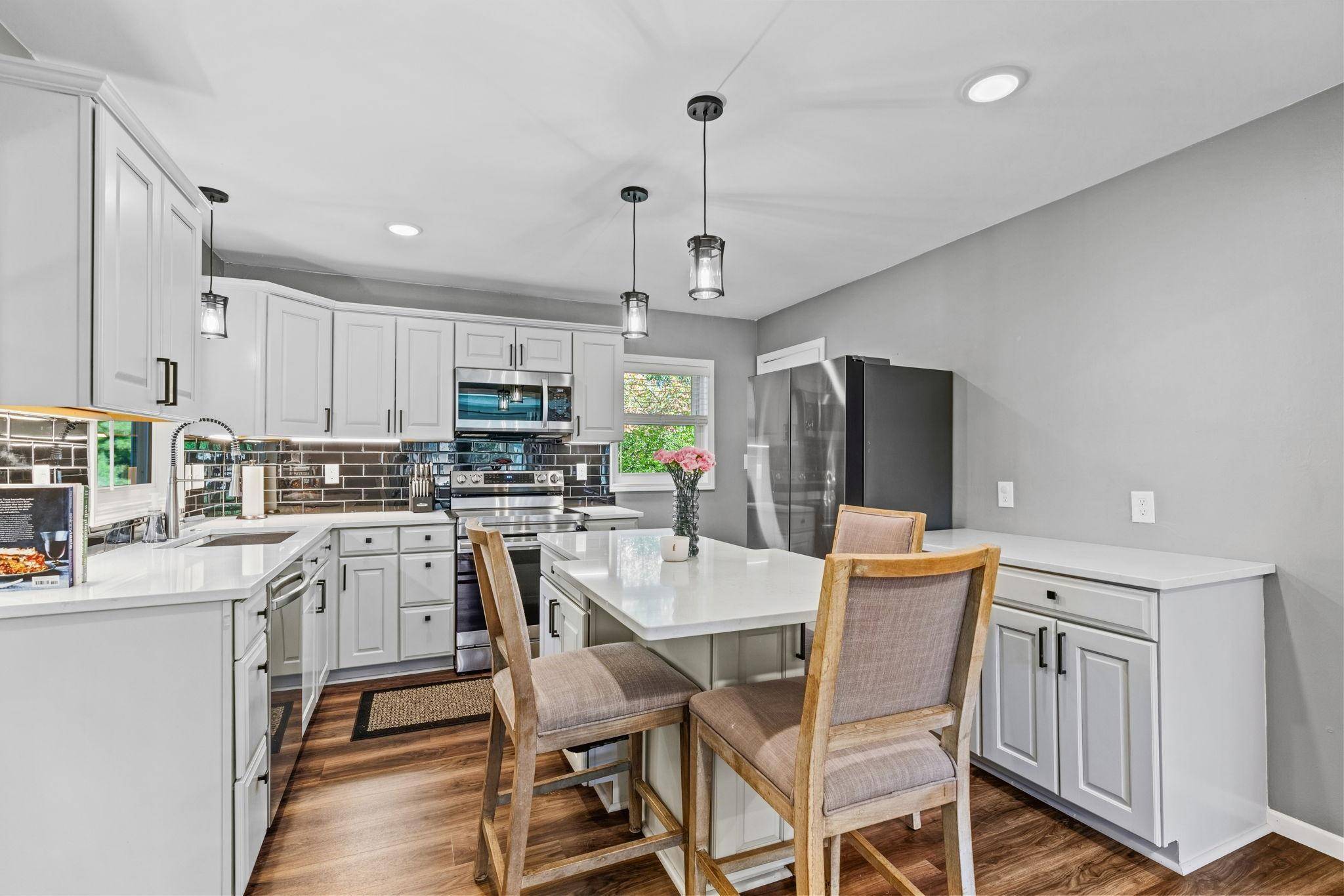 1197 Burke AVE W, Roseville, MN 55113