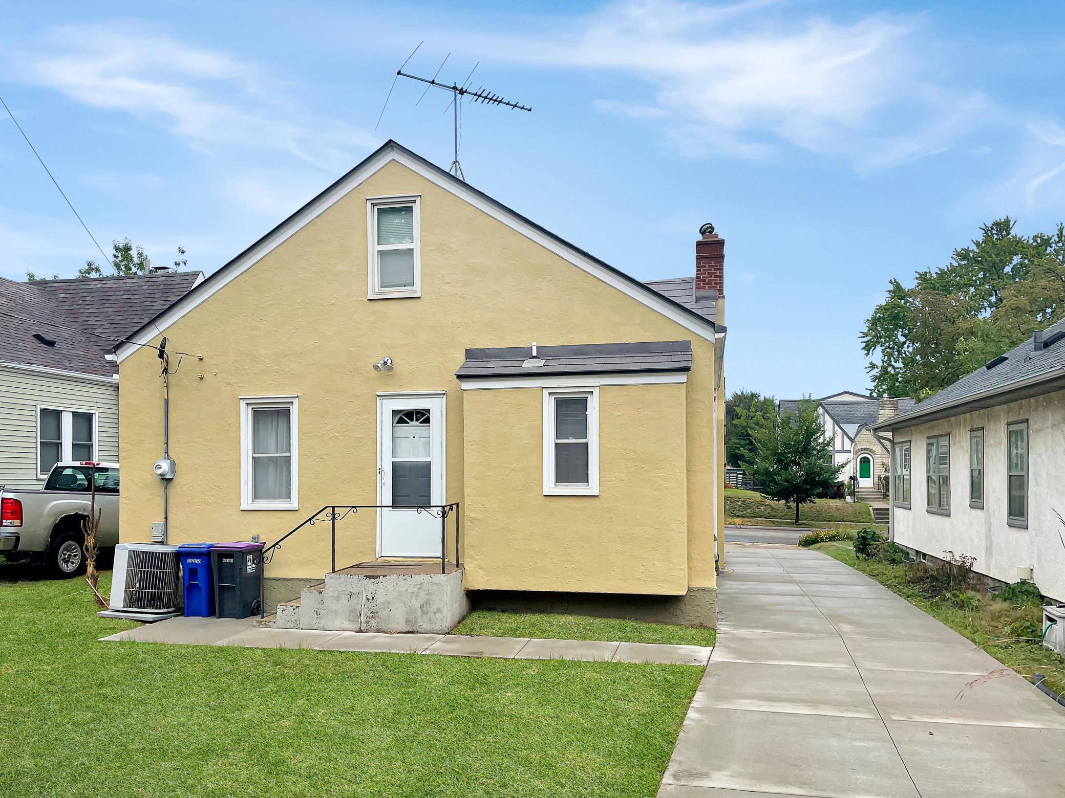 1186 Englewood AVE, Saint Paul, MN 55104