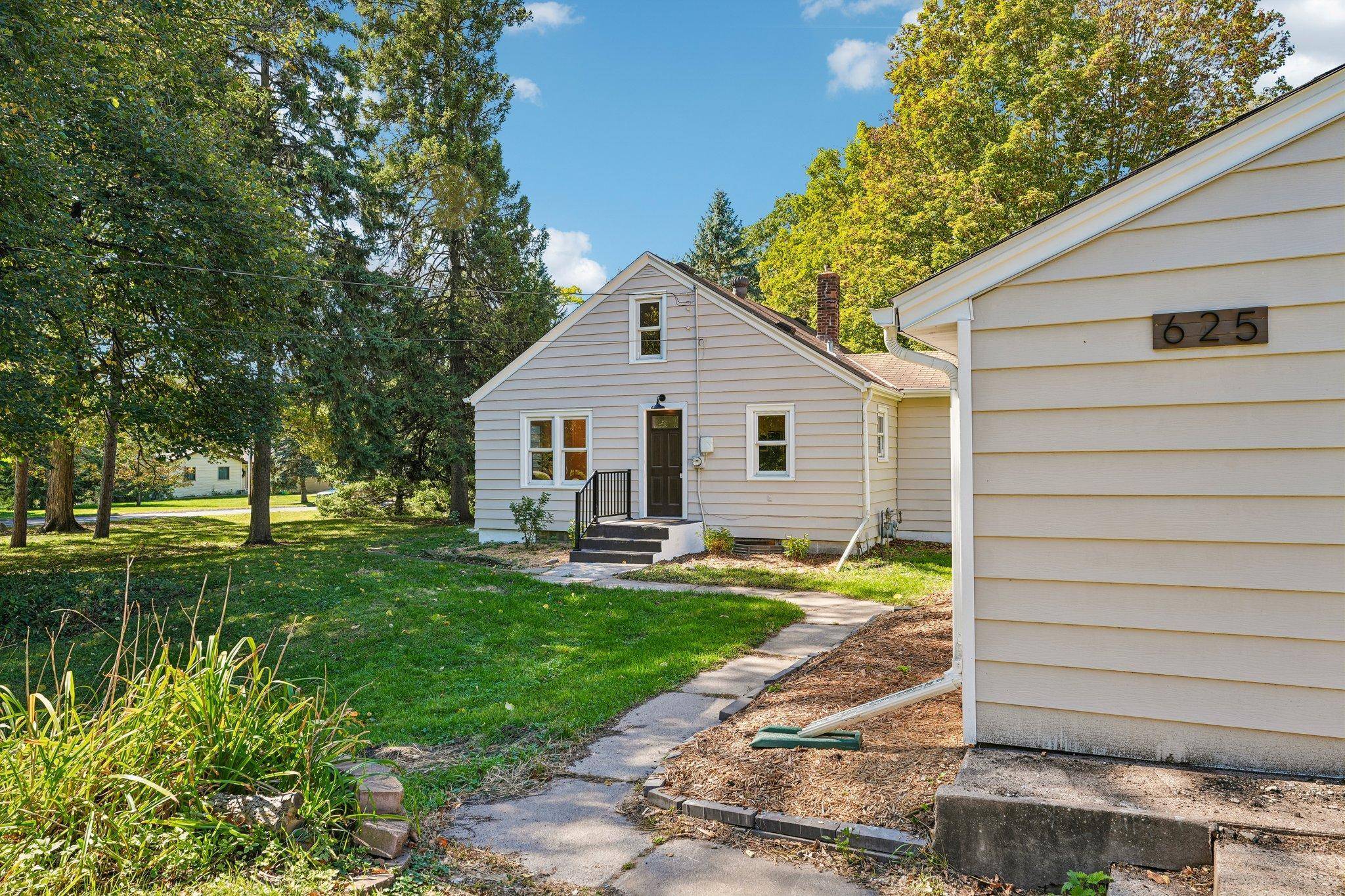 625 Bear AVE N, Vadnais Heights, MN 55127