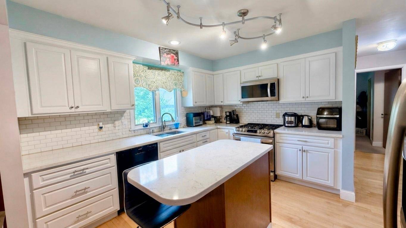 7740 47 1/2 PL N, New Hope, MN 55428