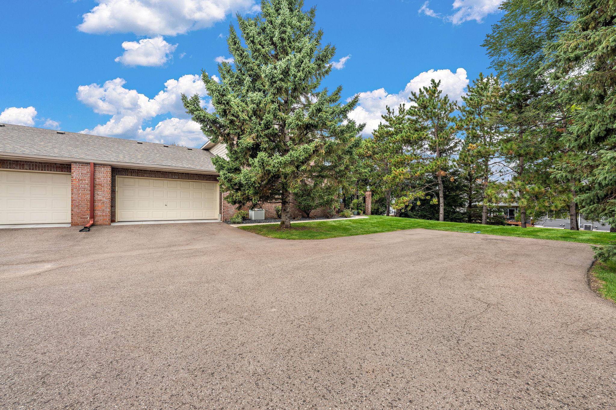 1423 Hunter Hill RD, Hudson, WI 54016