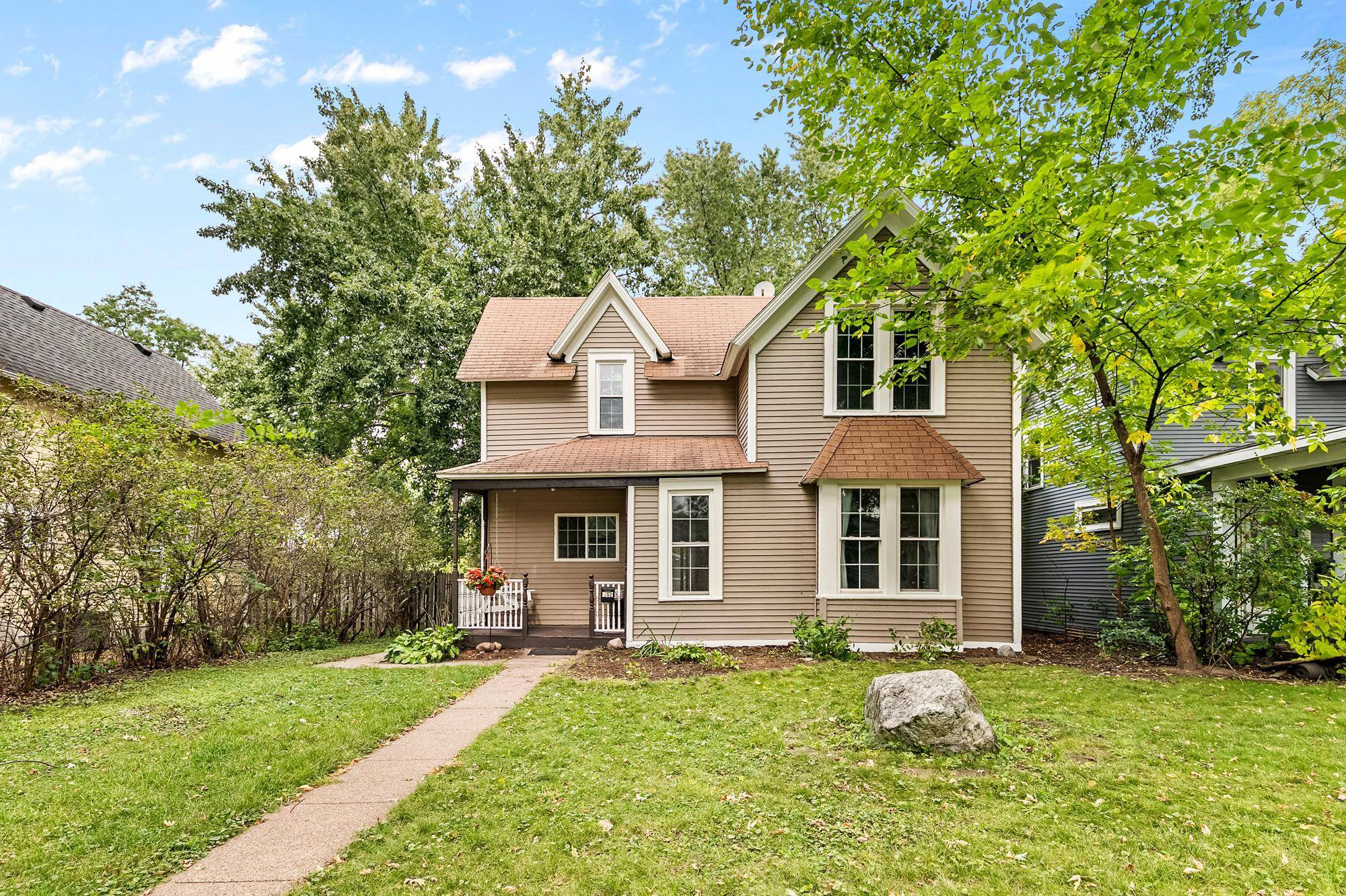 2697 8th AVE E, North Saint Paul, MN 55109
