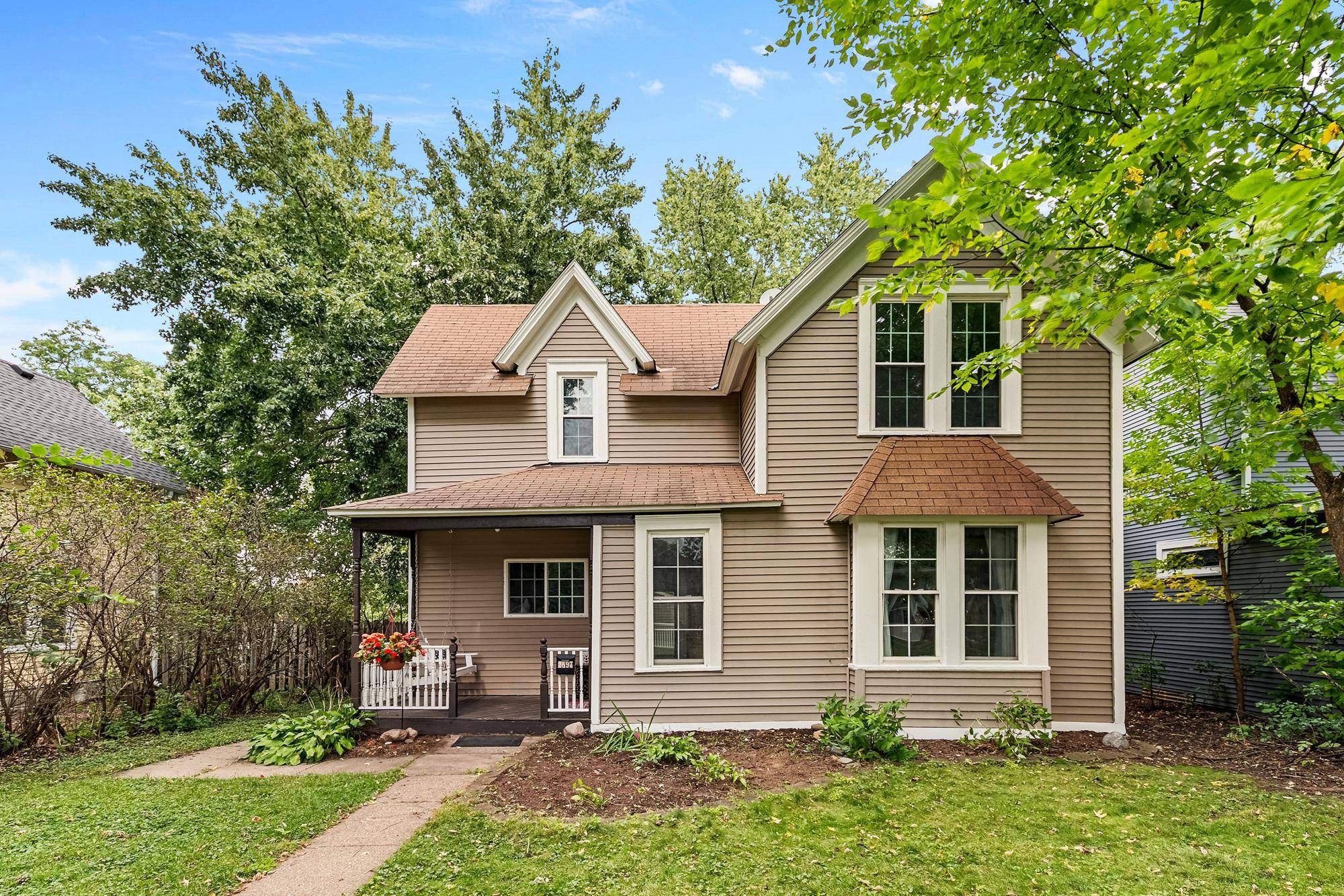 2697 8th AVE E, North Saint Paul, MN 55109