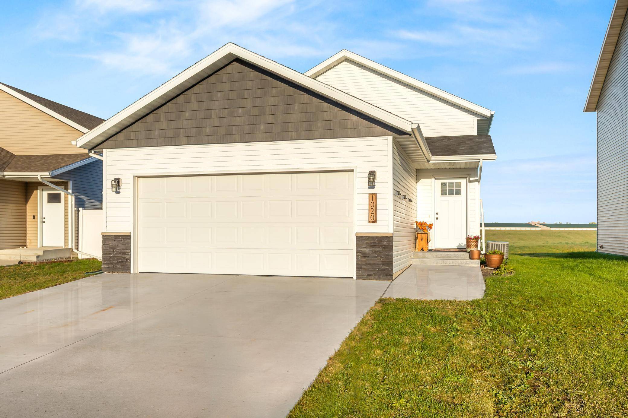 1020 Highland LN W, West Fargo, ND 58078