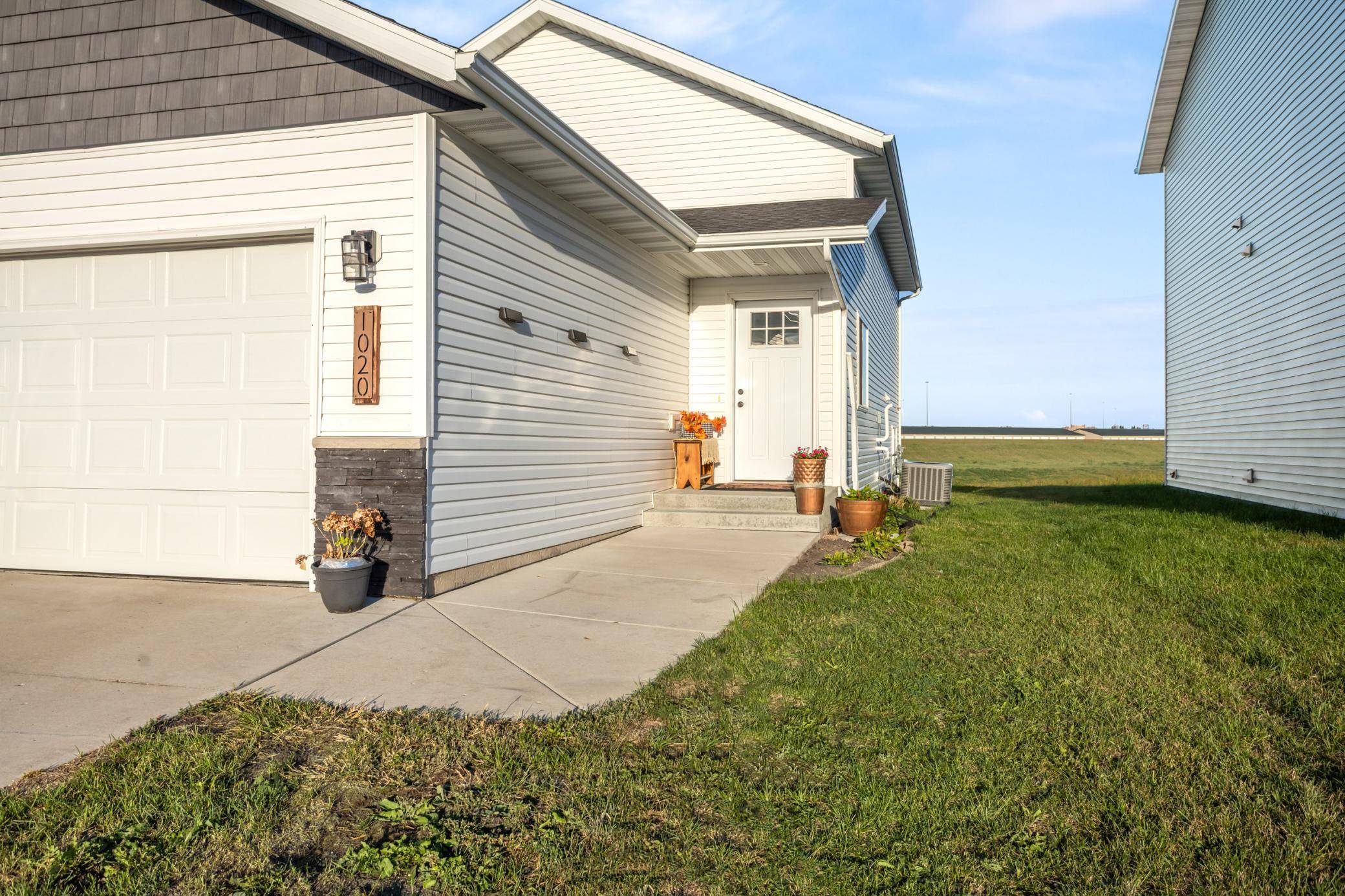 1020 Highland LN W, West Fargo, ND 58078