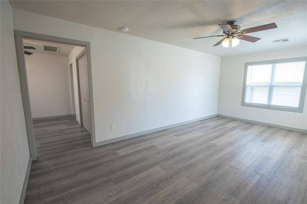 305 W Rickenbacker DR, Midwest City, OK 73110