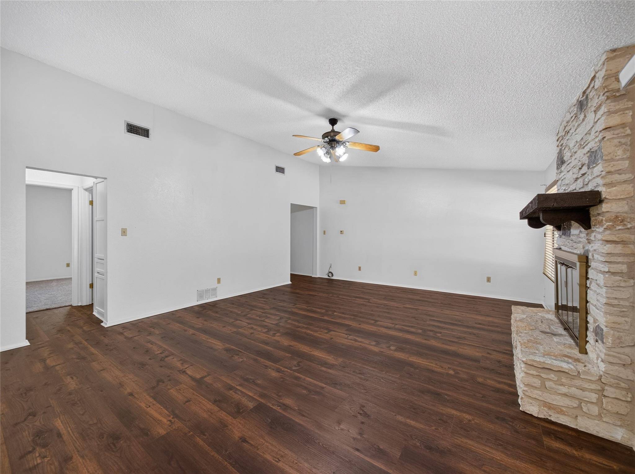 504 Pintail LN, Taylor, TX 76574