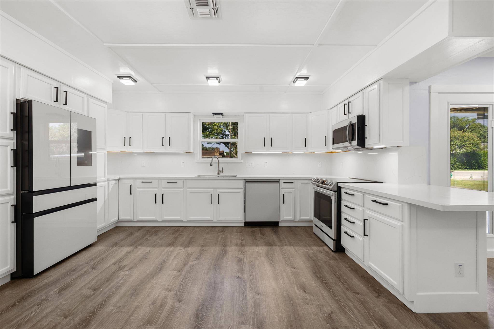 541 S Jackson ST, La Grange, TX 78945