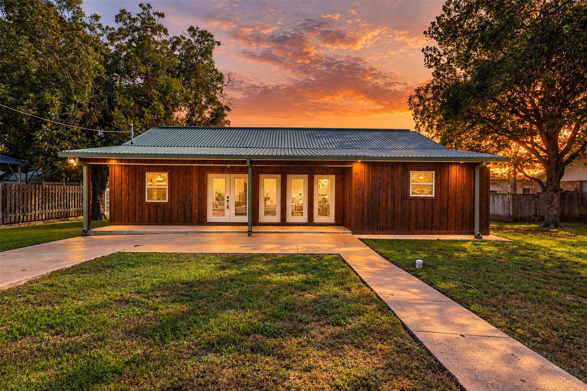 541 S Jackson ST, La Grange, TX 78945