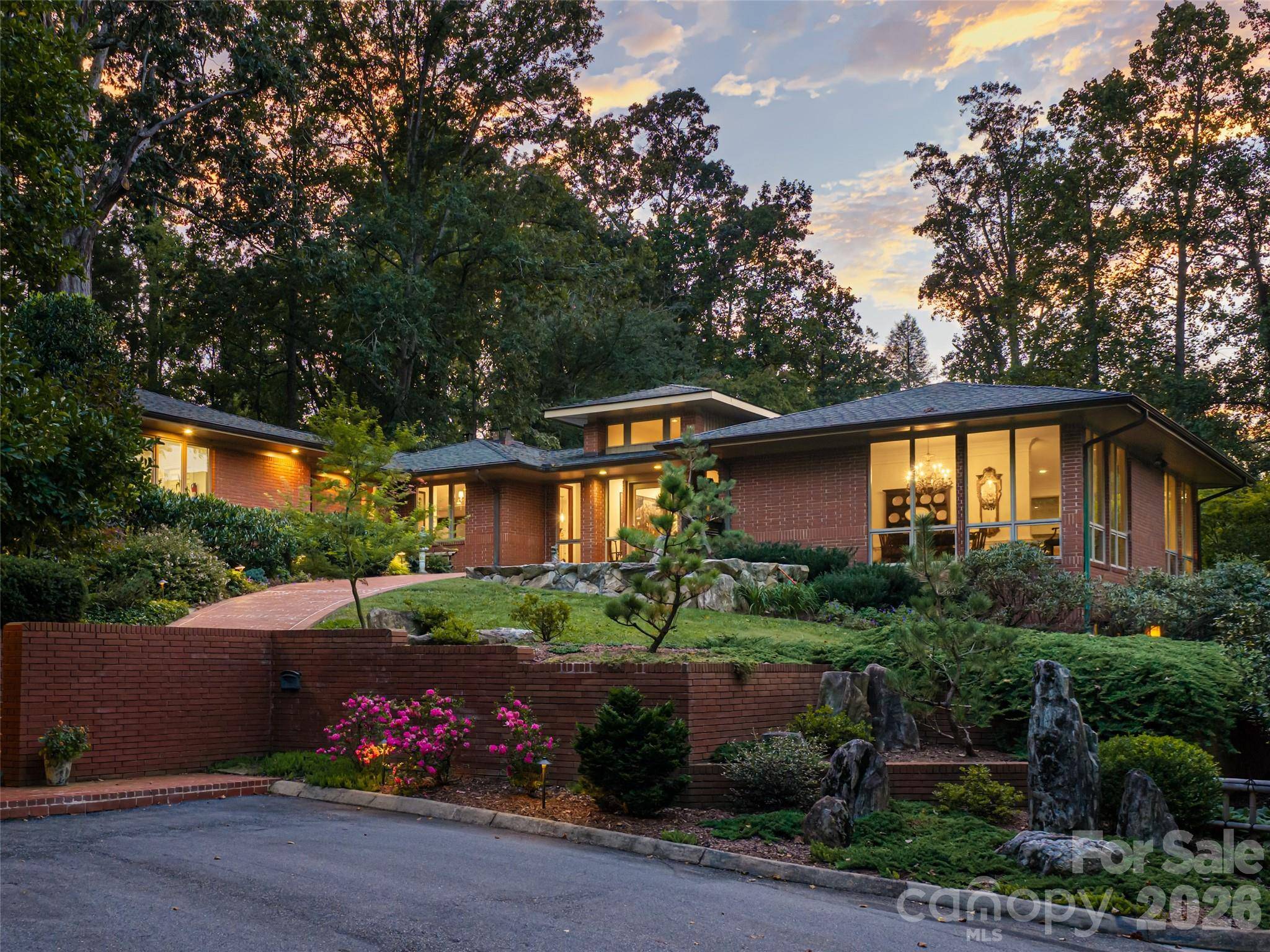 57 Stuyvesant RD, Asheville, NC 28803