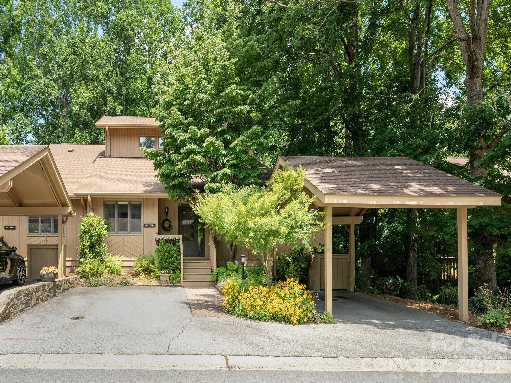 601 Red Oak DR, Hendersonville, NC 28791
