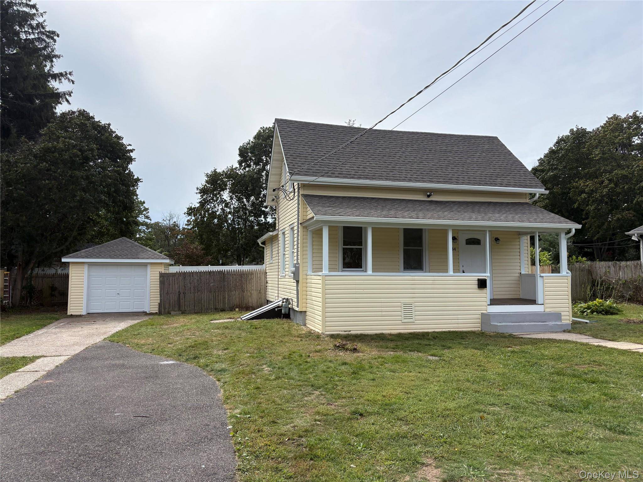 34 S 5th AVE, Brentwood, NY 11717