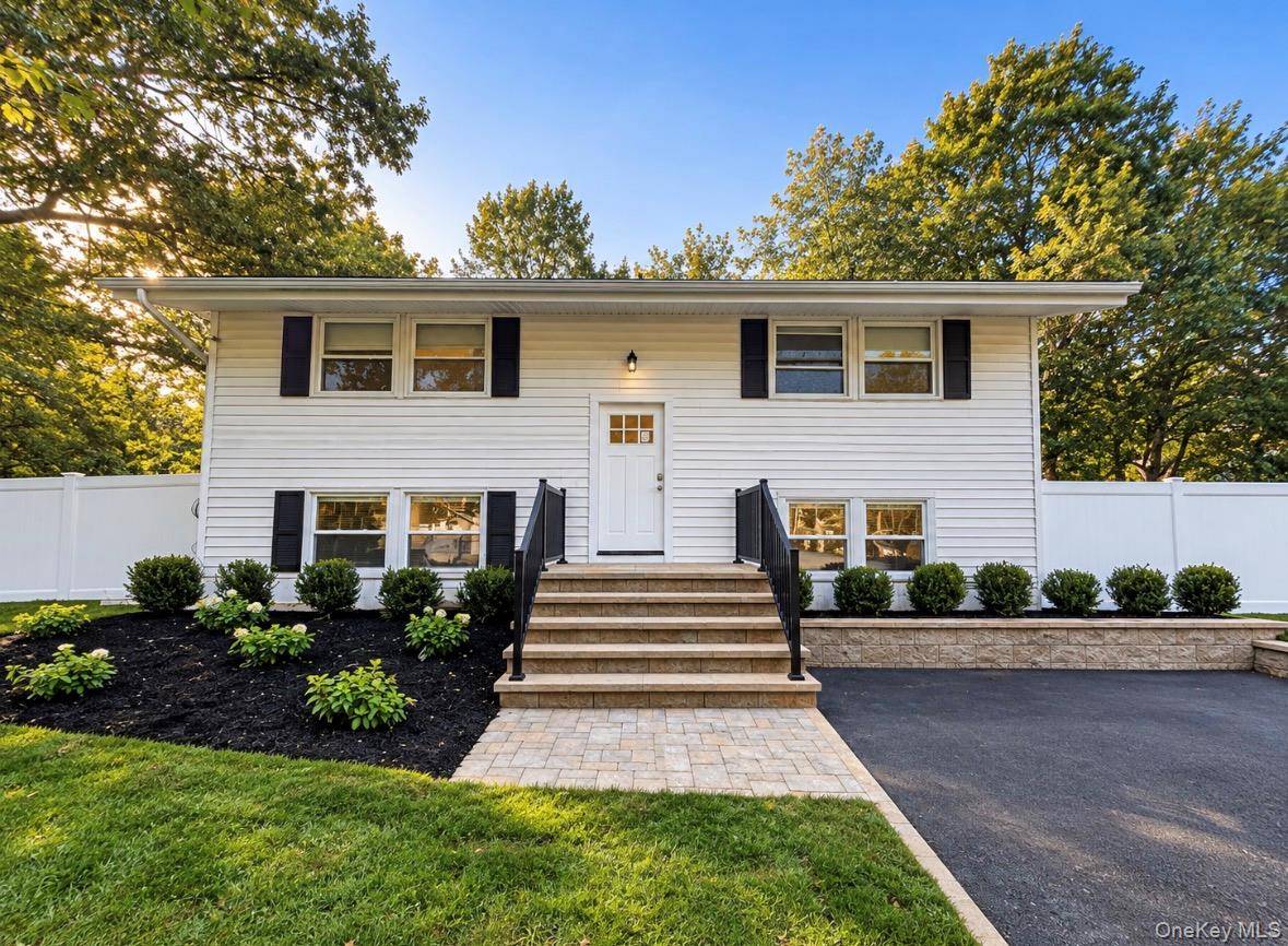 26 Cabin LN, Setauket, NY 11733