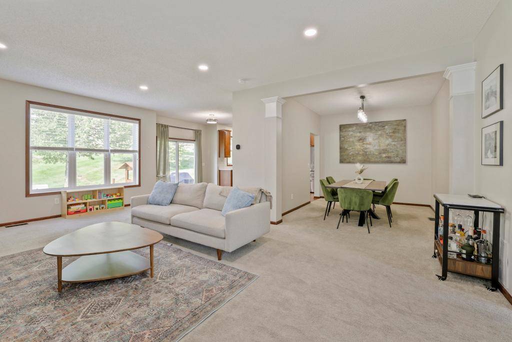 2321 Woodcrest DR, Woodbury, MN 55129