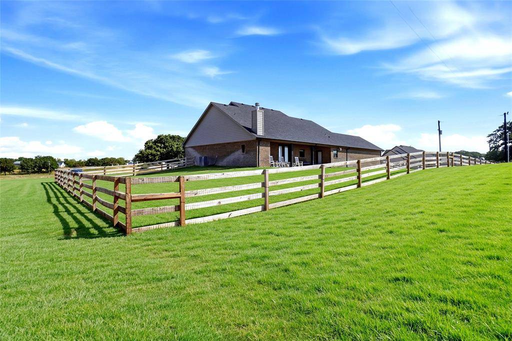 345 County Road 1180, Alvord, TX 76225
