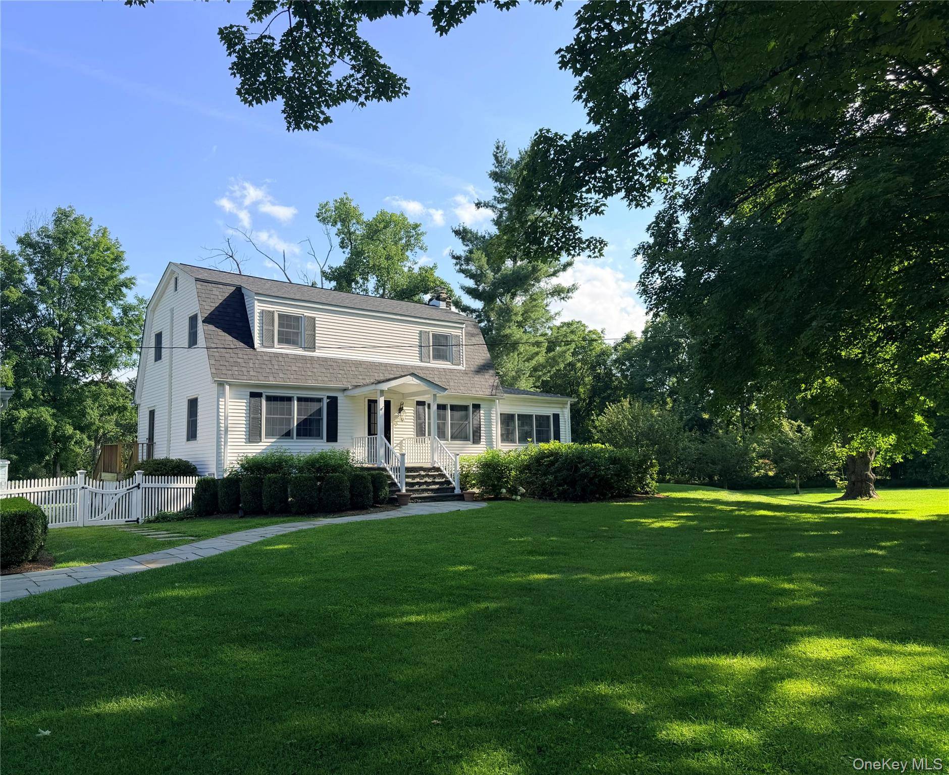 10 Barrett DR, Hopewell Junction, NY 12533