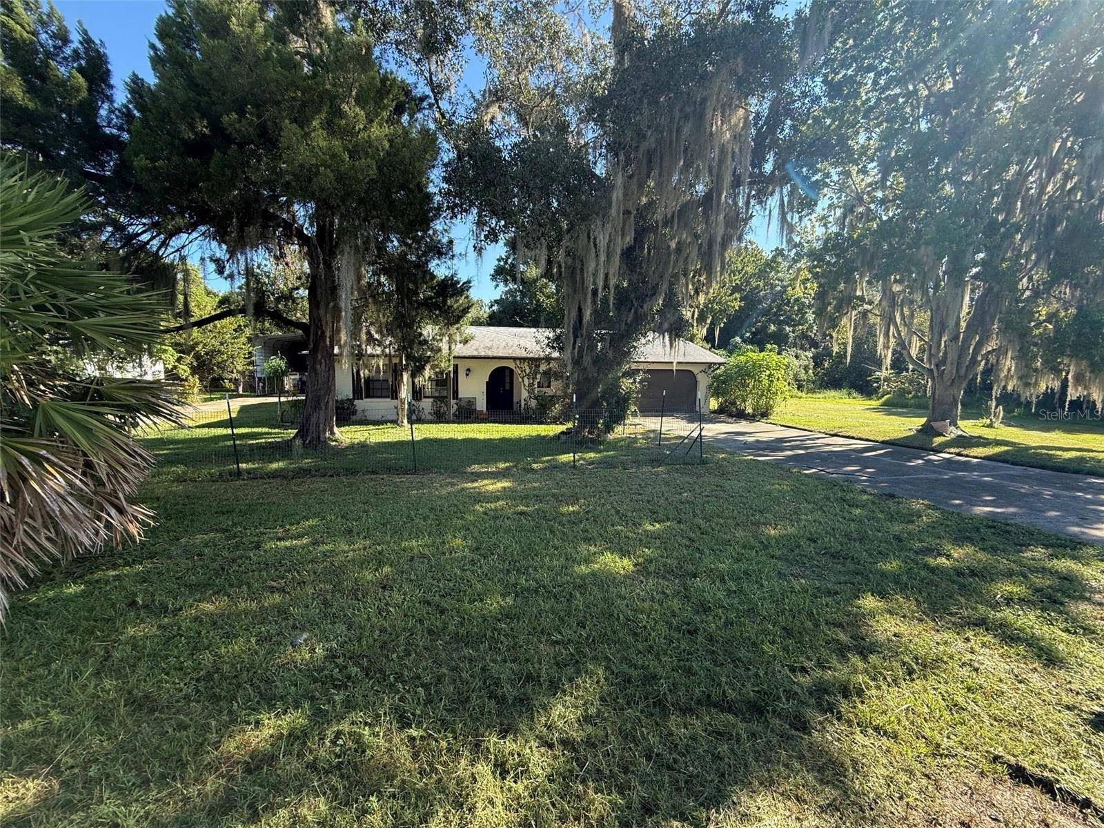 11813 OCKLAWAHA DR, Leesburg, FL 34788