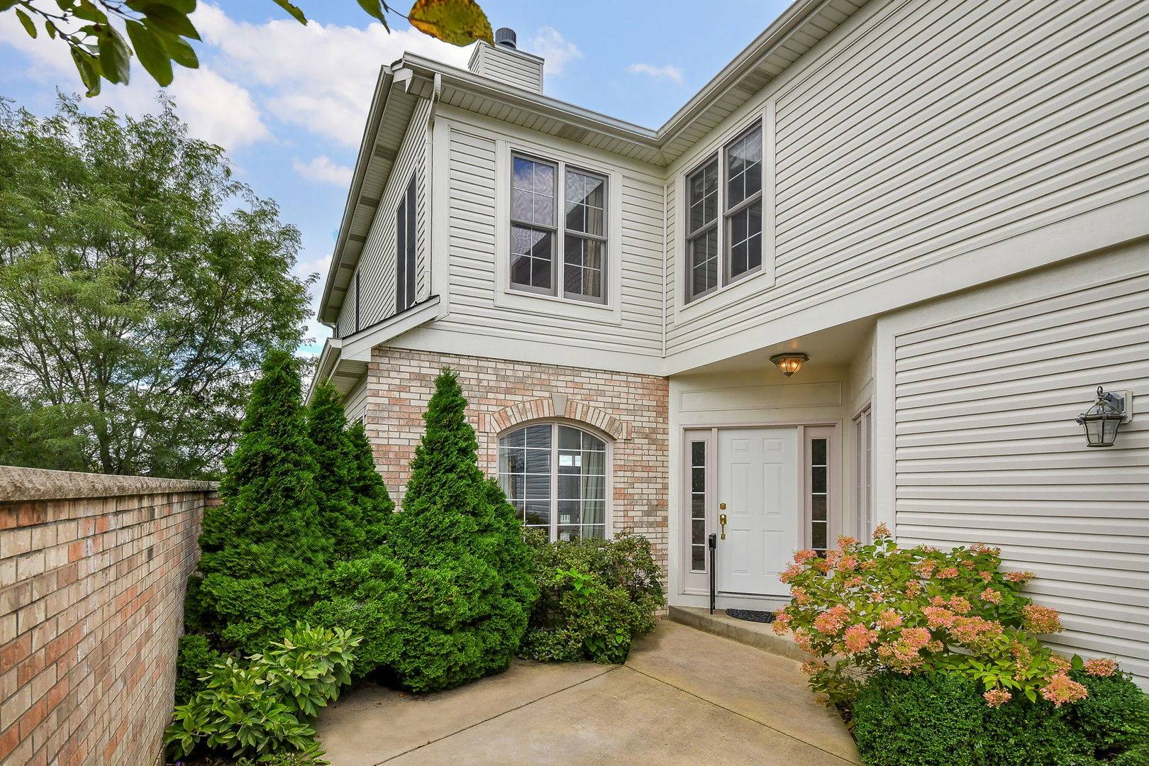 527 Mallard Point DR, North Aurora, IL 60542