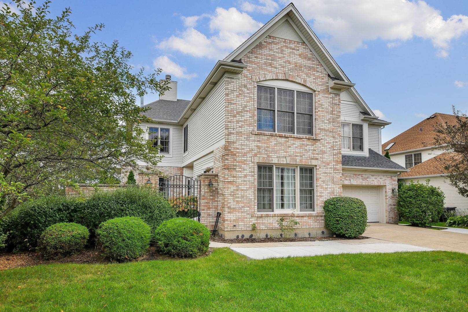 527 Mallard Point DR, North Aurora, IL 60542