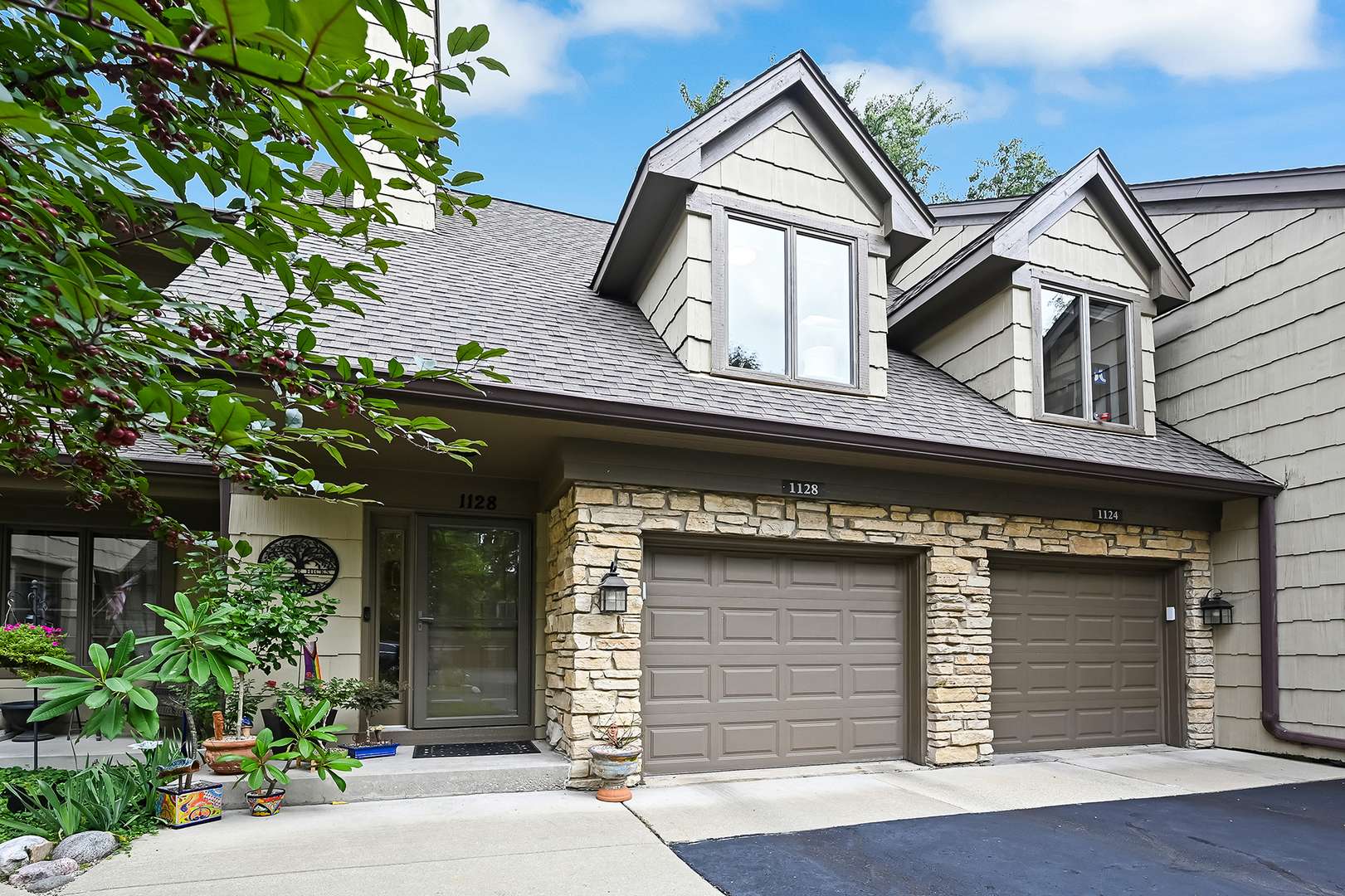 1128 Foxtail CT #1128, Darien, IL 60561
