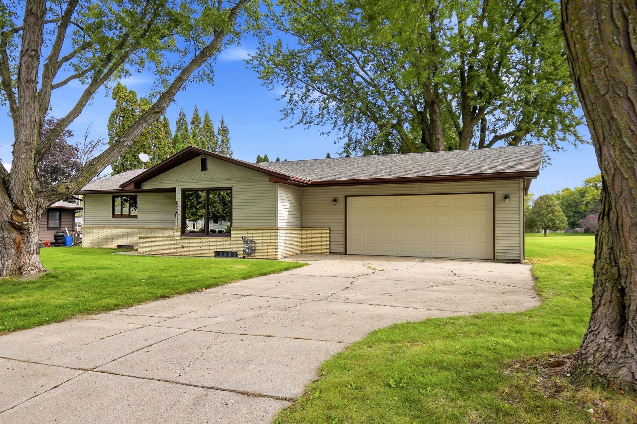 1021 Van Buren AVE, Owatonna, MN 55060