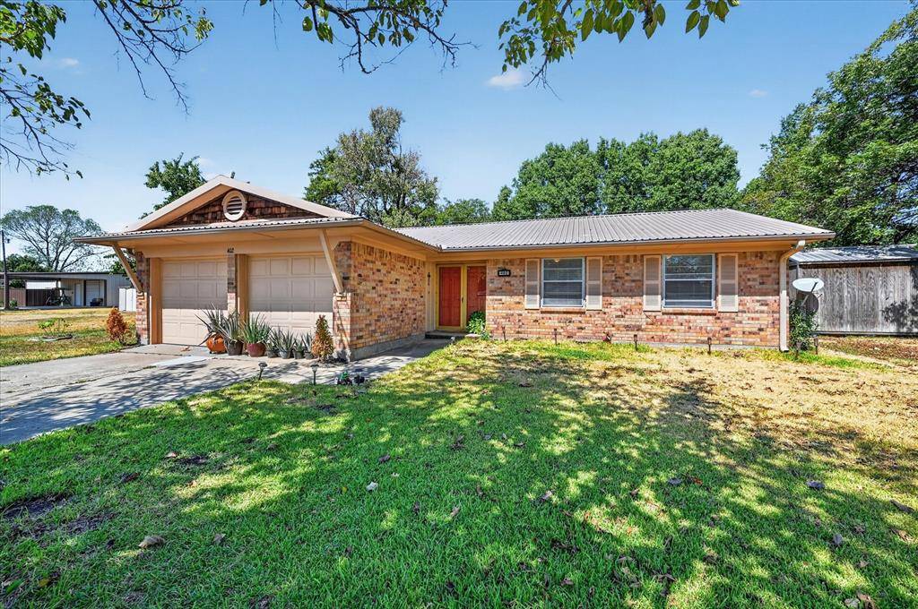 402 W Carter Street, Savoy, TX 75479