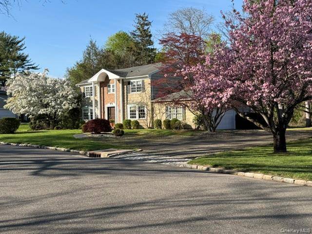 8 Flamingo RD, East Hills, NY 11576