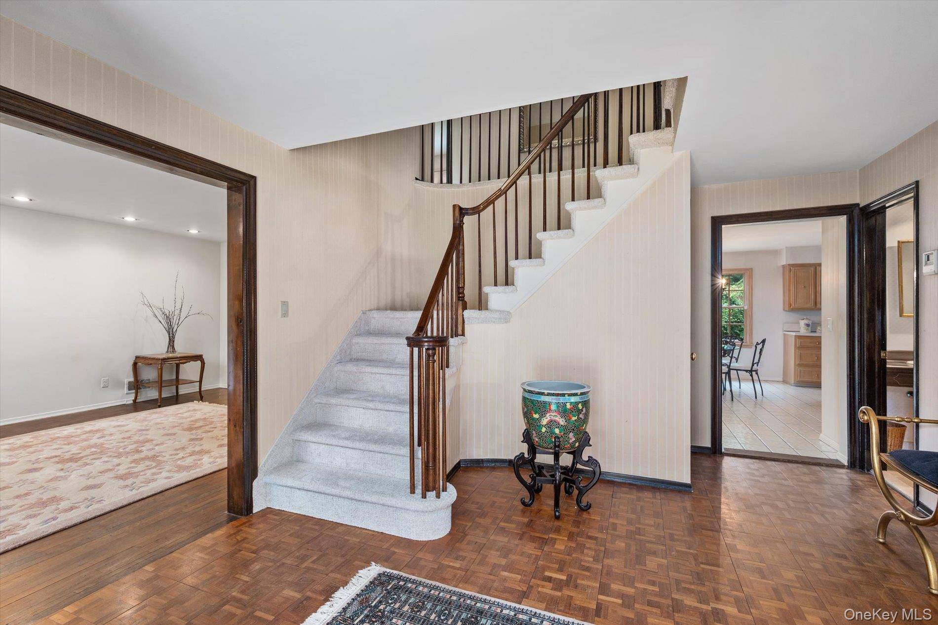 8 Flamingo RD, East Hills, NY 11576
