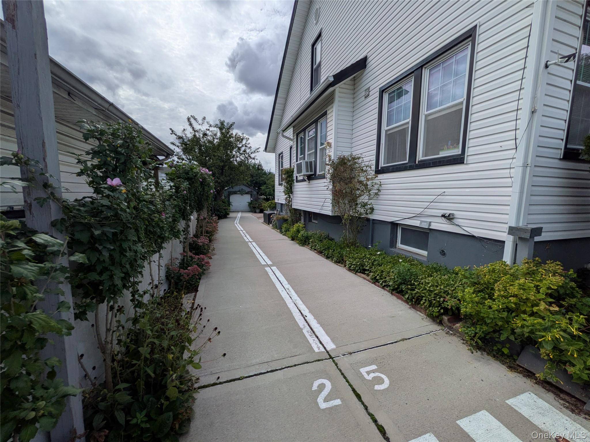 88-38 197th ST, Hollis, NY 11423