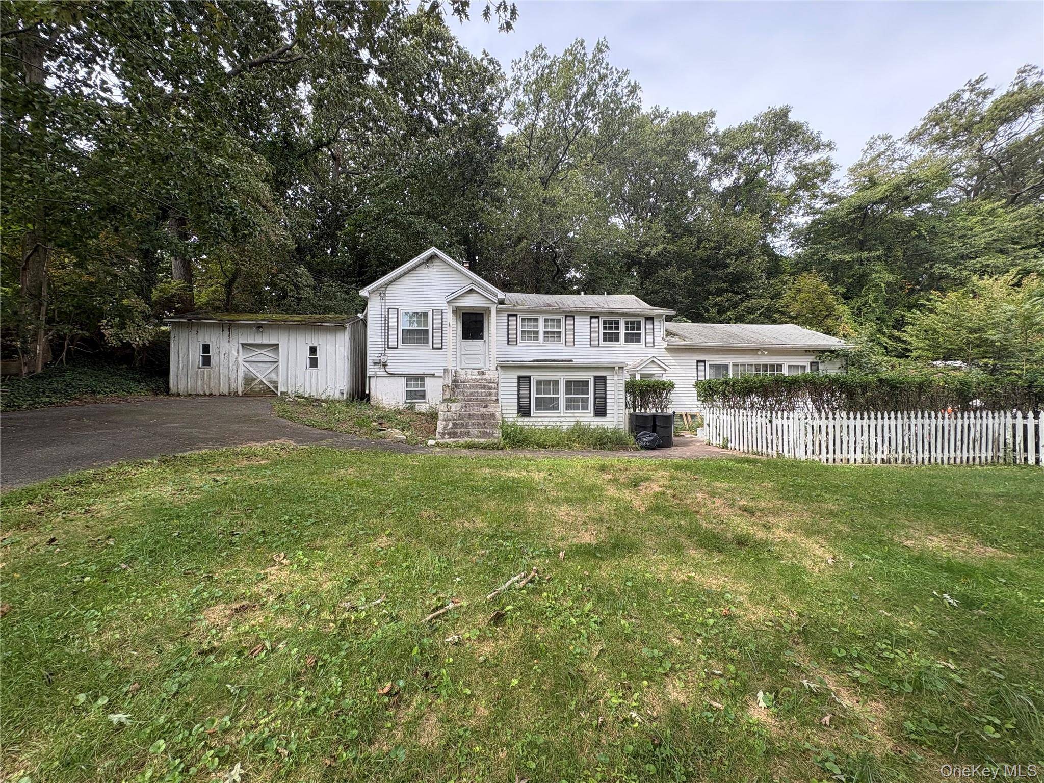 27 Shady LN, Huntington, NY 11743