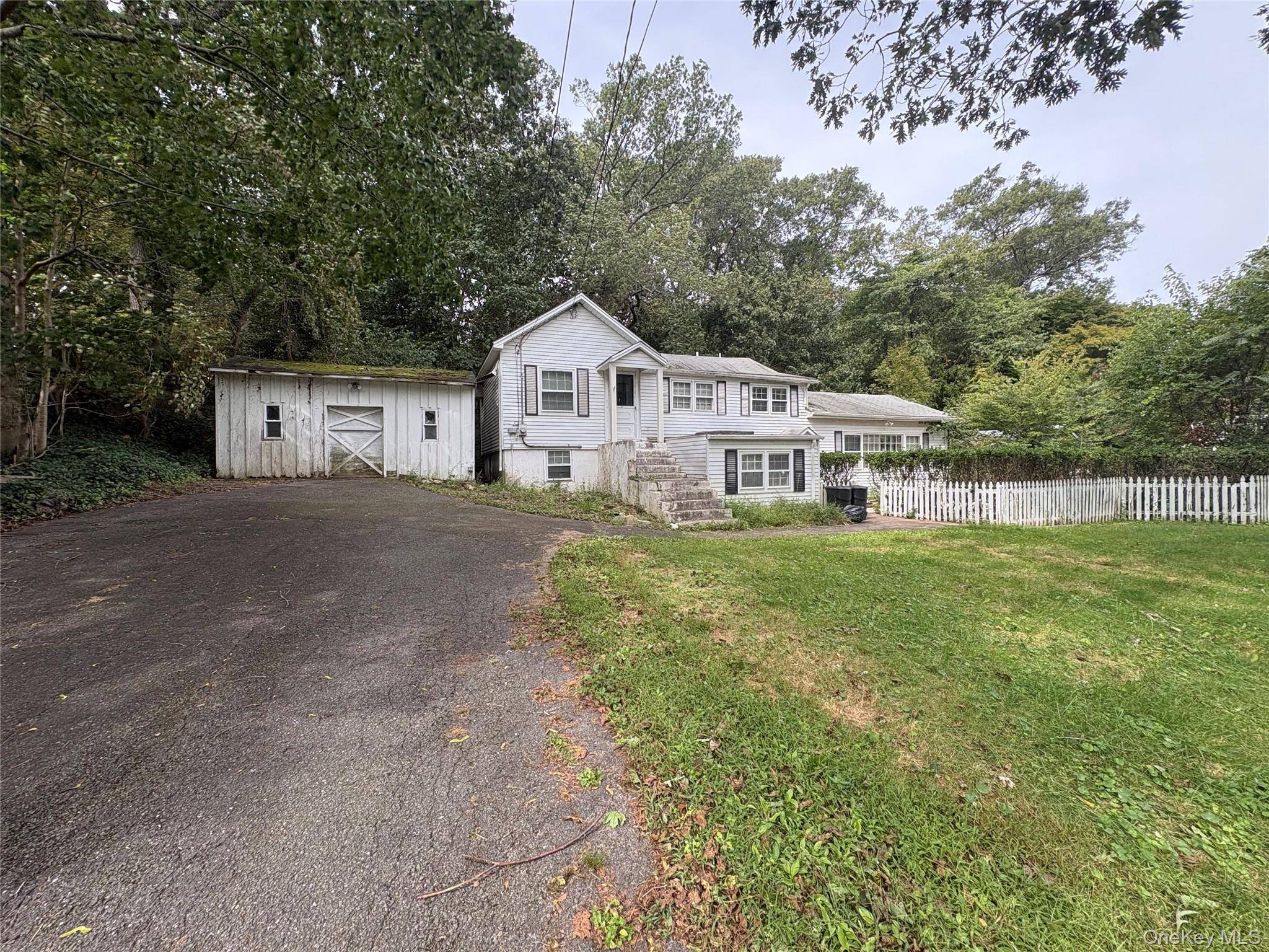27 Shady LN, Huntington, NY 11743