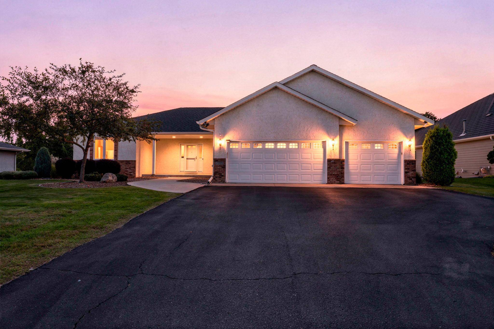 1588 Blackhawk Lake DR, Eagan, MN 55122