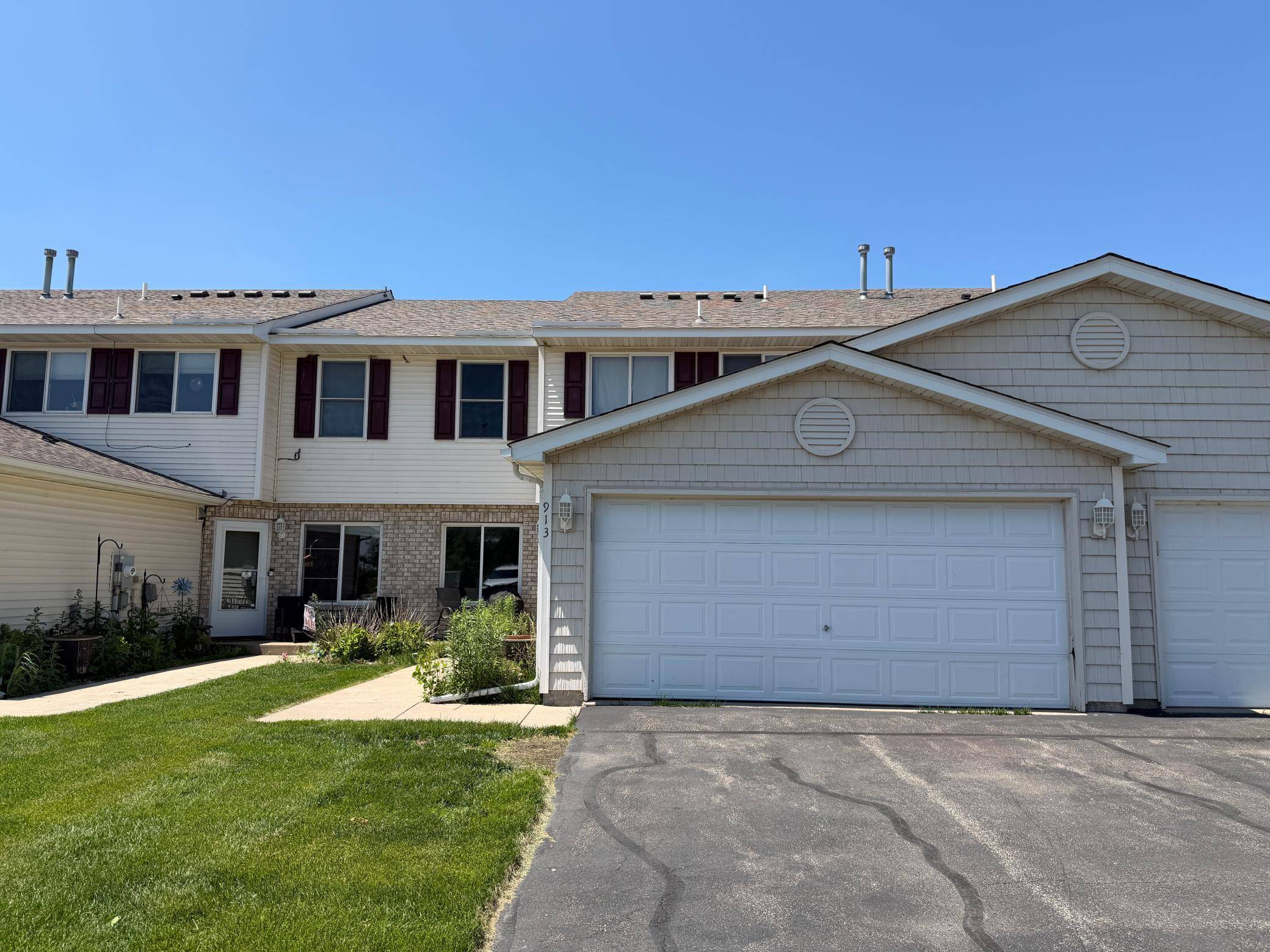 913 Serenity CIR, Norwood Young America, MN 55397