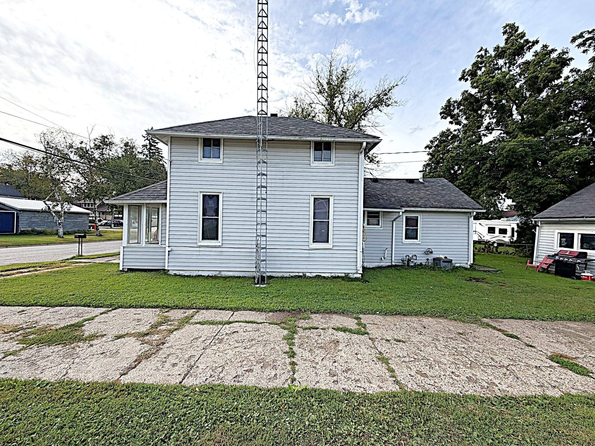 130 6th ST SW, Plainview, MN 55964
