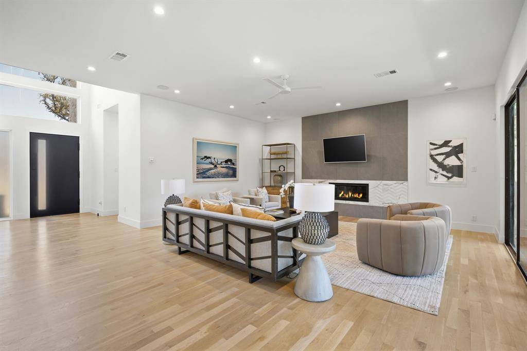9750 Mixon Drive, Dallas, TX 75220