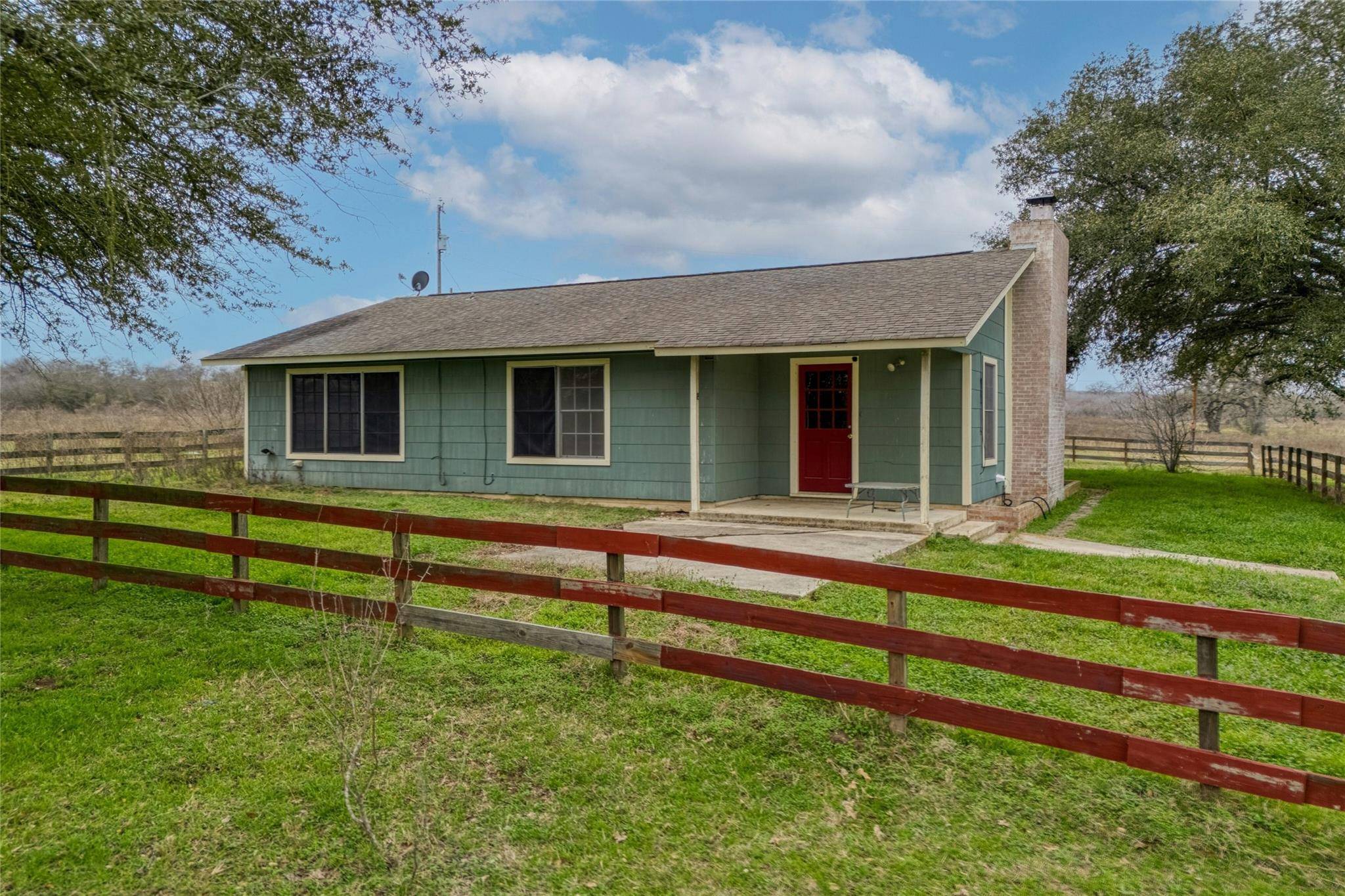 103 Robin LN, Luling, TX 78648