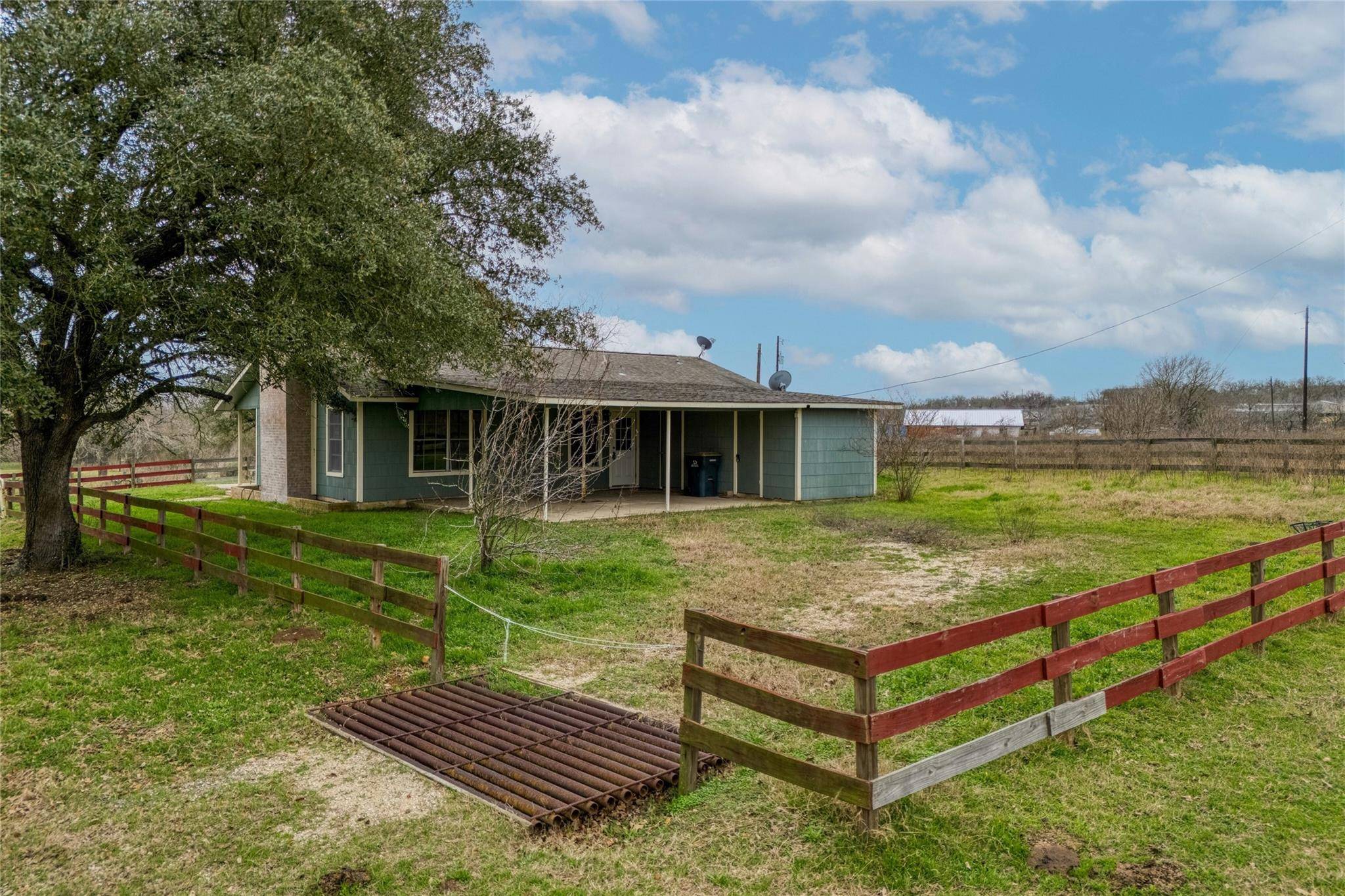 103 Robin LN, Luling, TX 78648