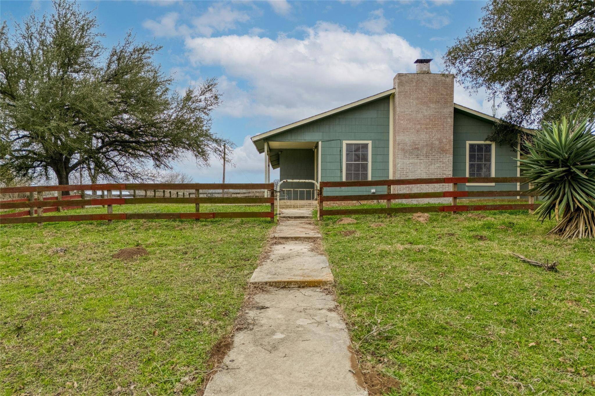 103 Robin LN, Luling, TX 78648