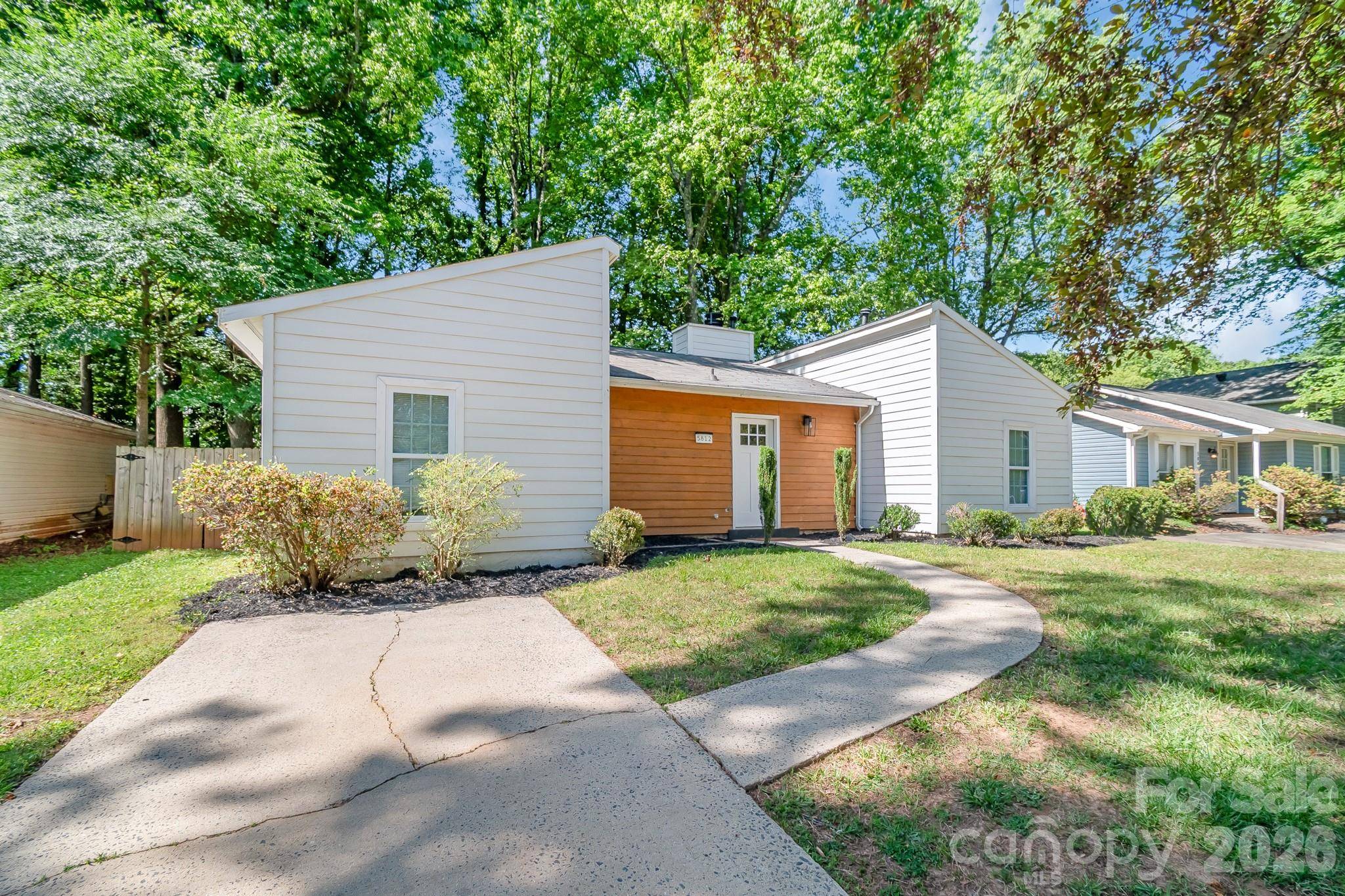 5812 Rock Hollow DR, Charlotte, NC 28212