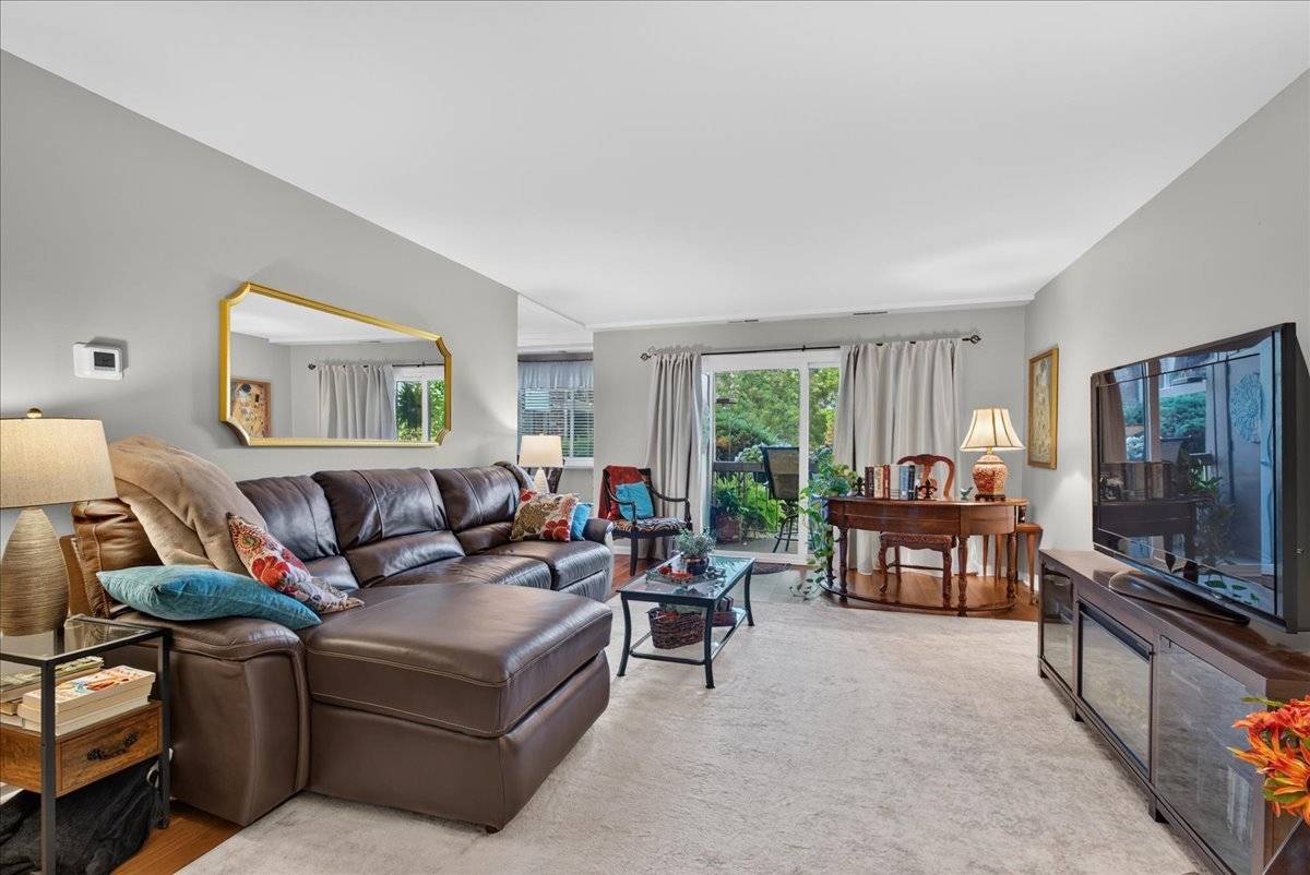 460 Raintree CT #1H, Glen Ellyn, IL 60137