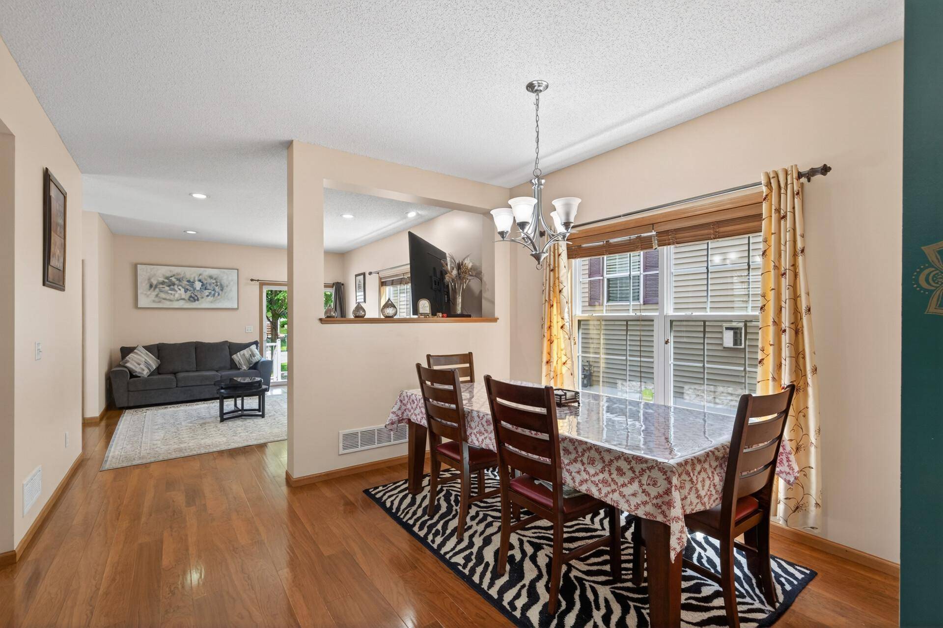 10013 Iris LN, Eden Prairie, MN 55347