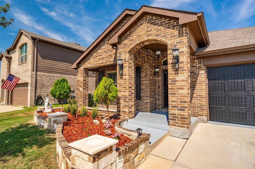 303 Triple Crown Lane, Ponder, TX 76259